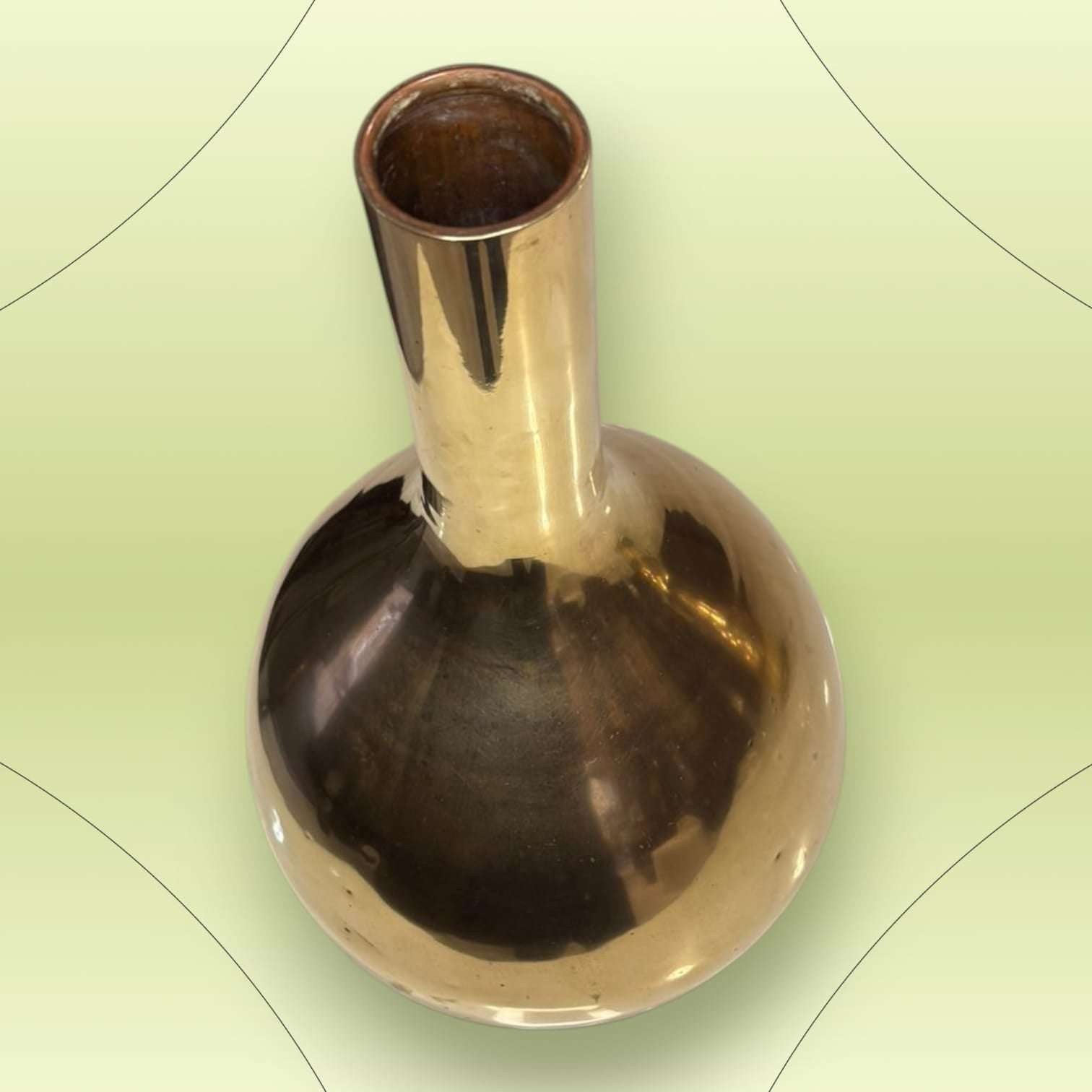 Jarrón de metal dorado vintage años 70 con cuello estrecho y acabado brillante. Decoración elegante y limitada para interiores con estilo retro.