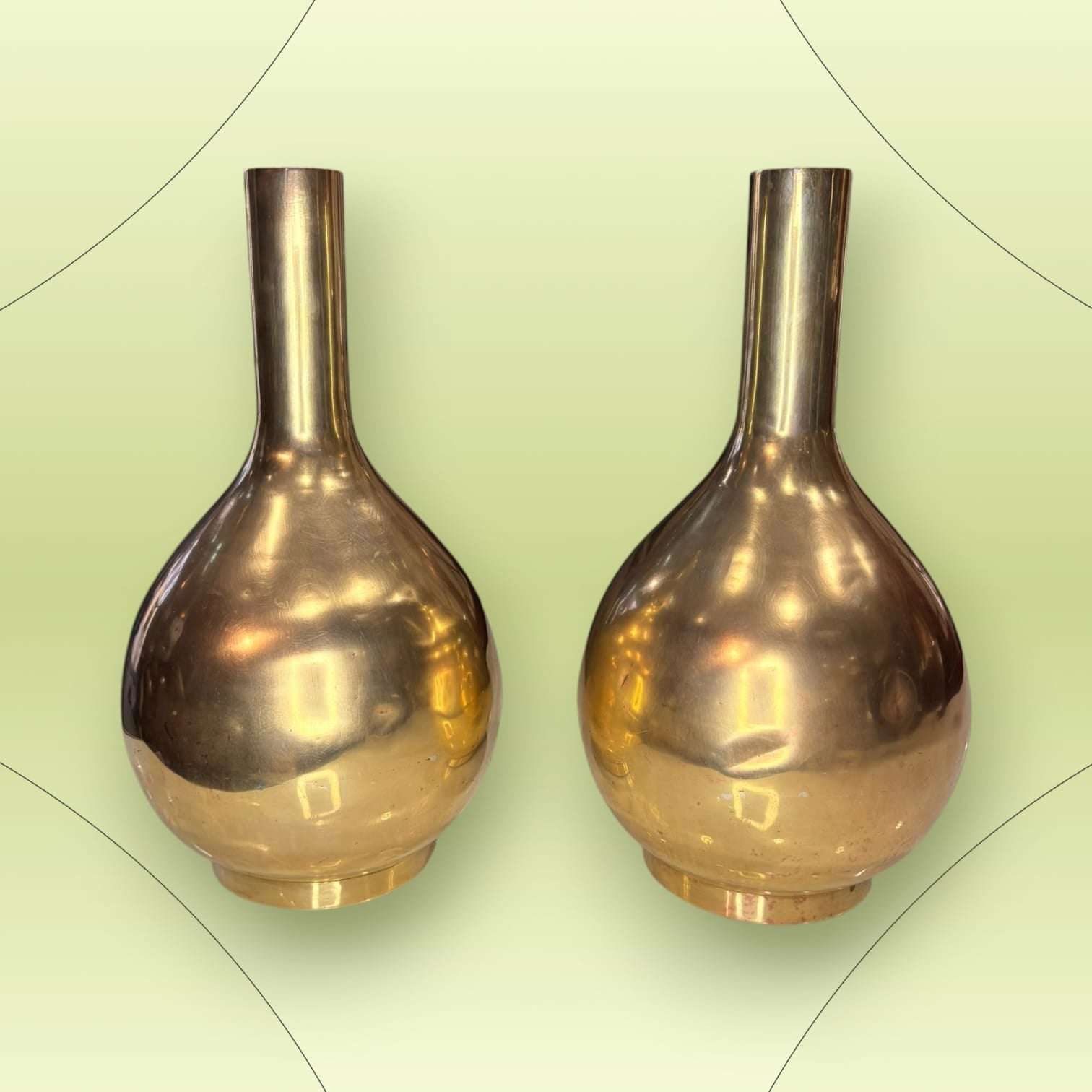 Jarrones de metal dorado vintage años 70 con cuello estrecho y acabado brillante. Decoración elegante y limitada para interiores con estilo retro.