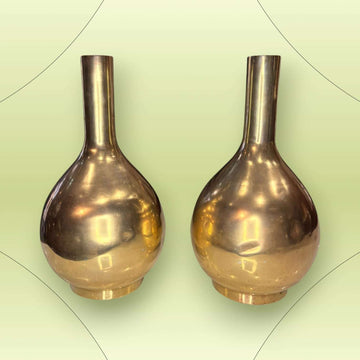 Jarrones de metal dorado vintage años 70 con cuello estrecho y acabado brillante. Decoración elegante y limitada para interiores con estilo retro.