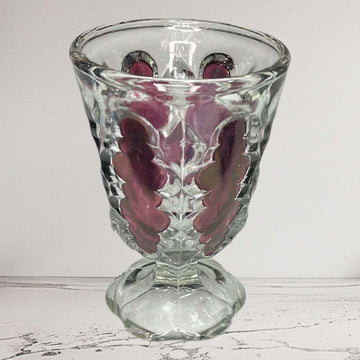 Copa de cristal rubí antigua de vidrio prensado con detalles en relieve, pieza decorativa de colección del siglo XIX para el hogar.