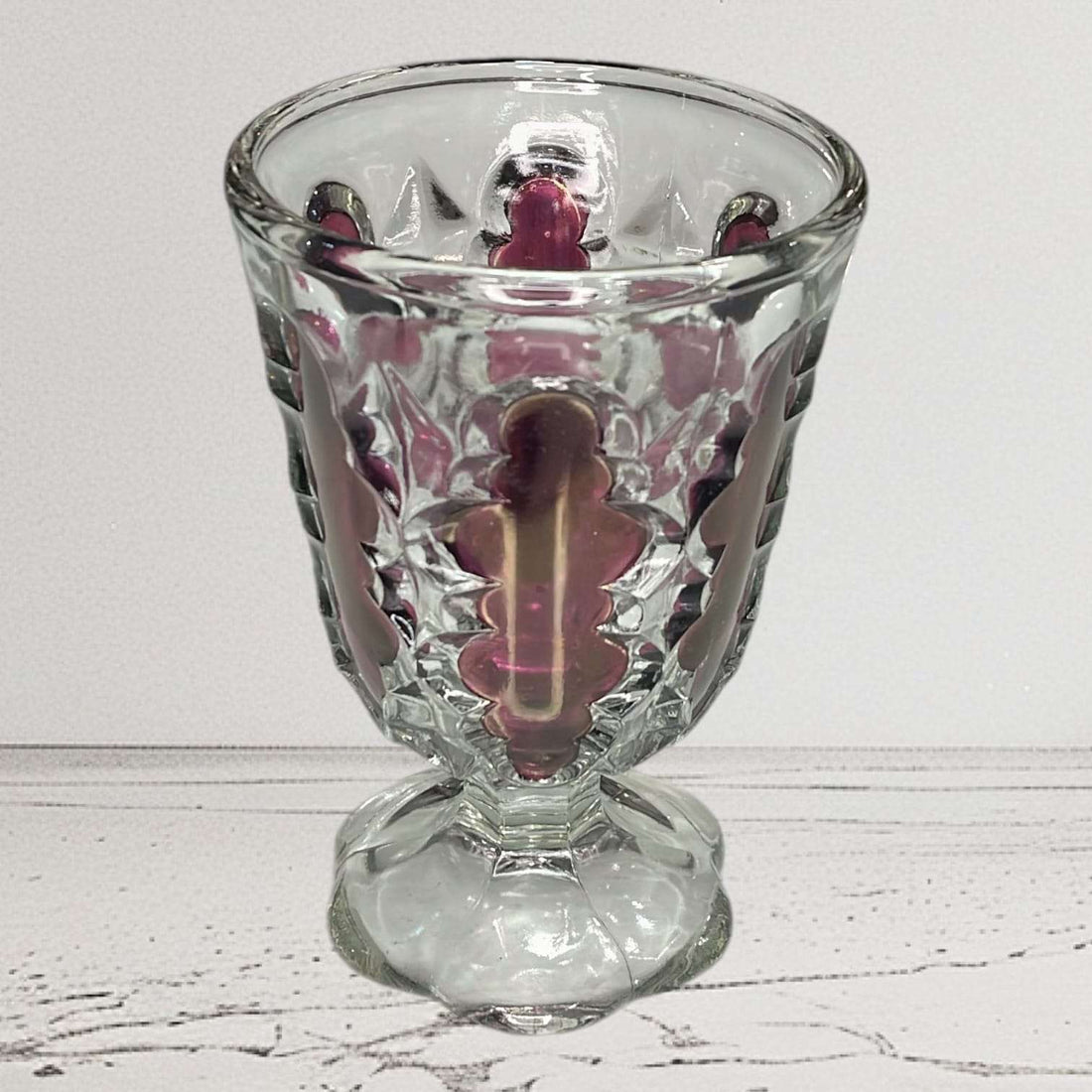 Copa de cristal rubí antigua de vidrio prensado con detalles en relieve, pieza decorativa de colección del siglo XIX para el hogar.