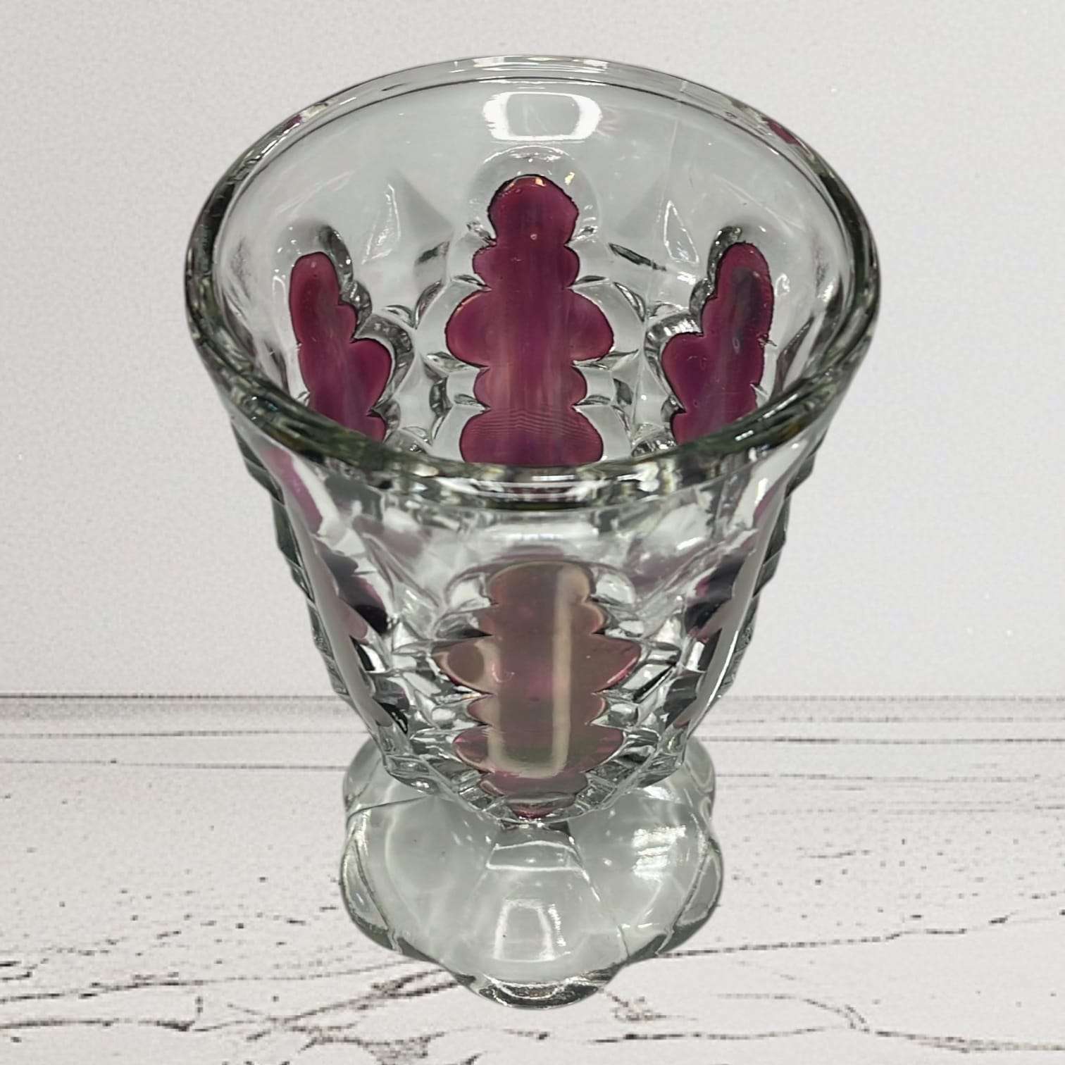 Copa de cristal rubí antigua de vidrio prensado con detalles decorativos en relieve, típica de los siglos XIX–XX. Ideal para coleccionistas de decoración vintage.