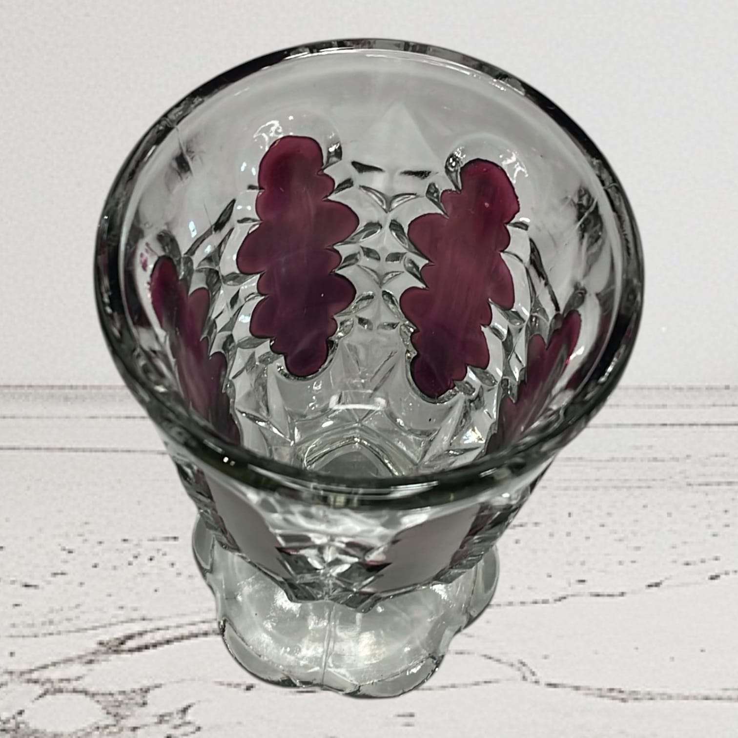 Copa de cristal rubí antigua de vidrio prensado con detalles en relieve y decoración en tonos púrpura, típica de los siglos XIX–XX. Ideal para coleccionistas de decoración vintage en Home & Garden.