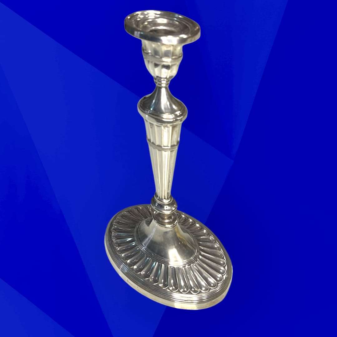 Detalle del candelabro de metal plateado Pedro Durán sin vela, mostrando su base ornamentada y diseño clásico ideal para decoración de lujo.