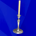 Candelabro Pedro Durán de metal plateado con vela, estilo clásico y elegante ideal para decoración sofisticada en hogar o eventos especiales.