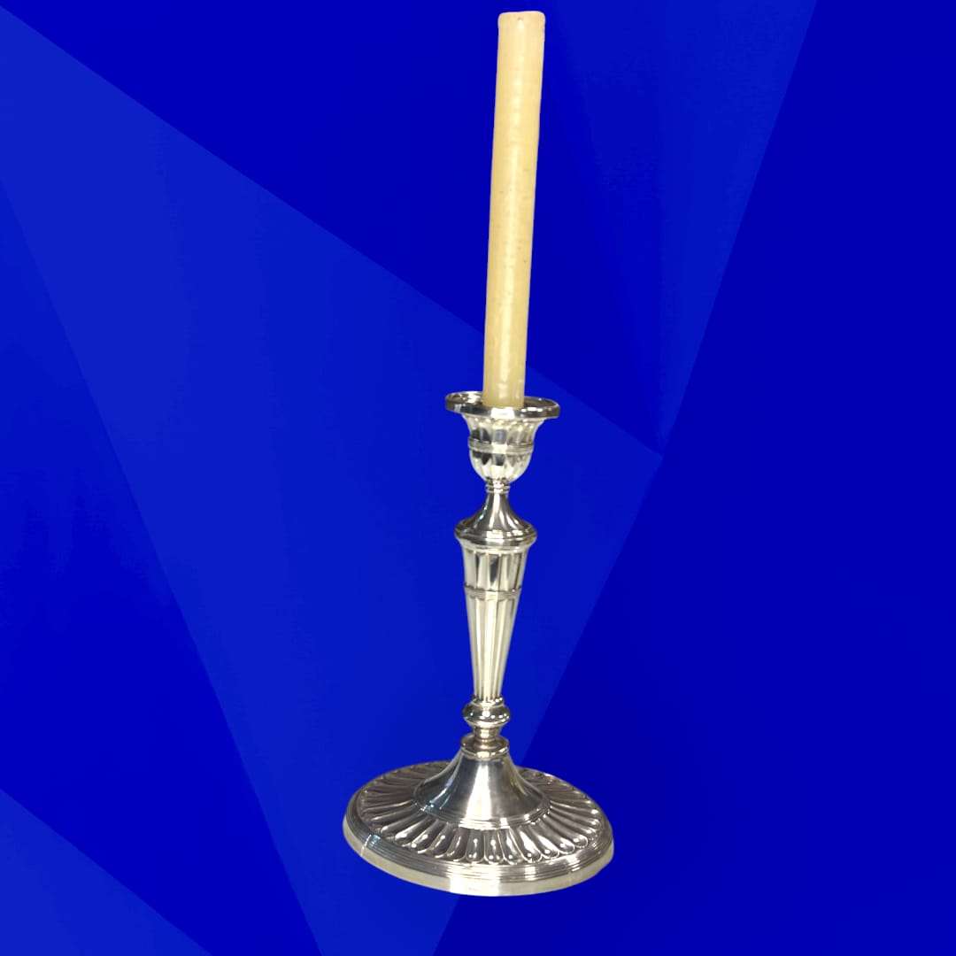 Candelabro Pedro Durán de metal plateado con vela, estilo clásico y elegante ideal para decoración sofisticada en hogar o eventos especiales.