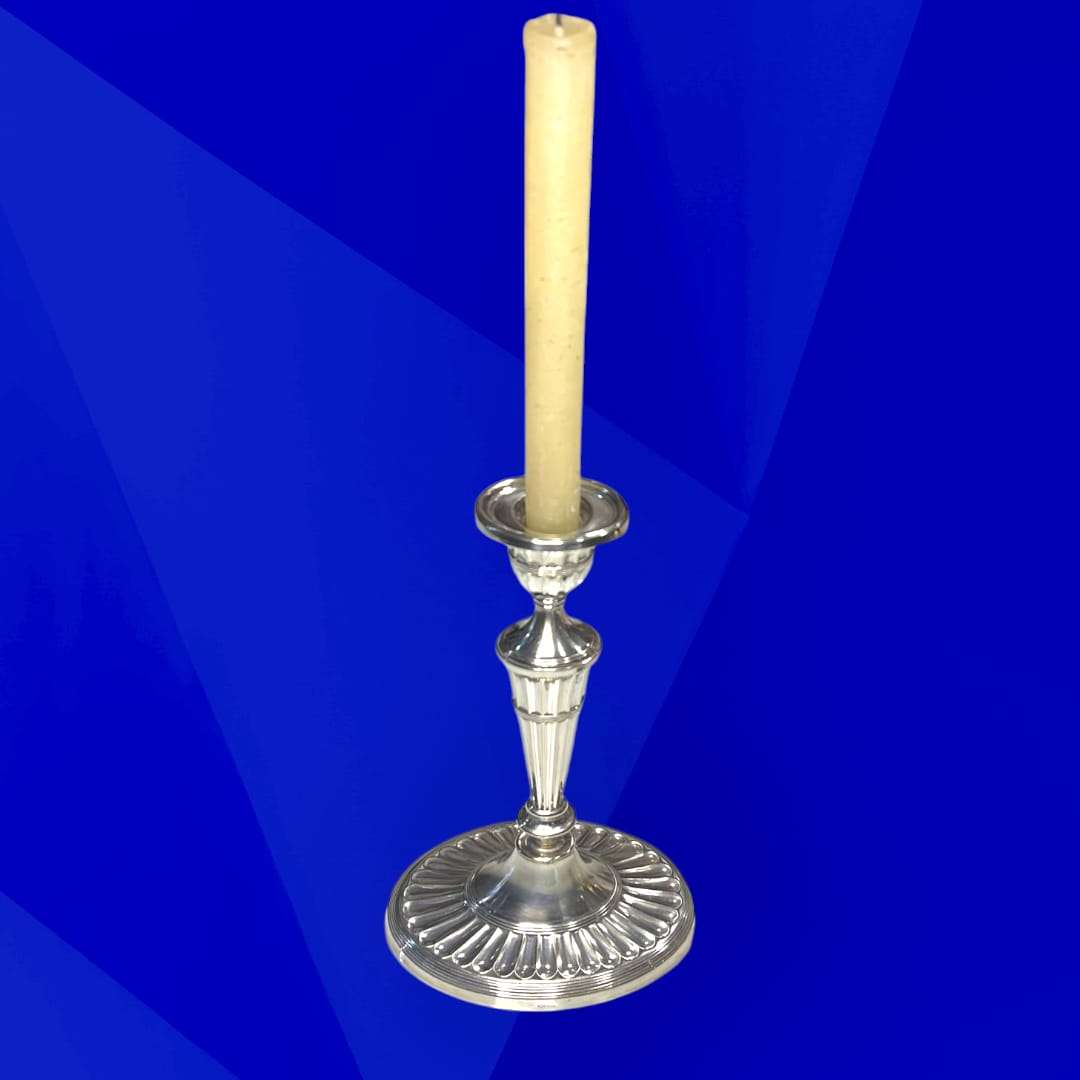 Candelabro de metal plateado Pedro Durán clásico y elegante con vela beige, base acanalada y diseño artesanal refinado para decoración de interiores.