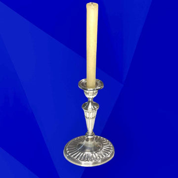 Candelabro de metal plateado Pedro Durán clásico y elegante con vela beige, base acanalada y diseño artesanal refinado para decoración de interiores.