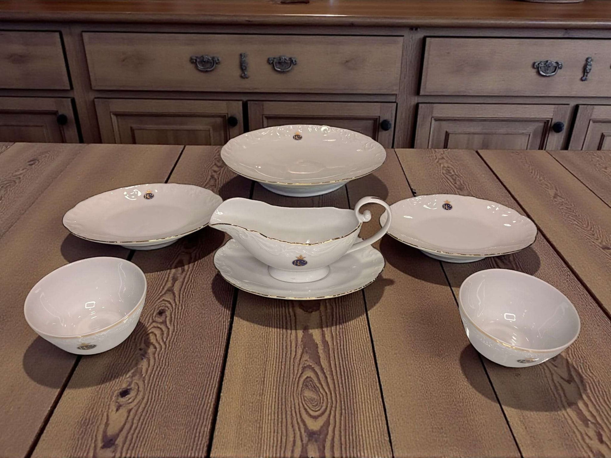 Detalle de piezas de la vajilla de porcelana Royal George V con filo dorado, perfecta para decoración refinada en Home & Garden > Decor.