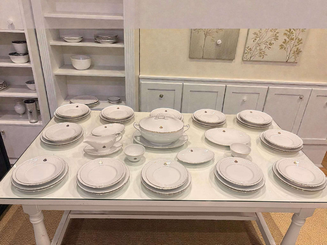 Vajilla de porcelana Royal George V - Vajilla elegante de 57 piezas dispuesta sobre mesa blanca, ideal para decoración de comedor clásico.