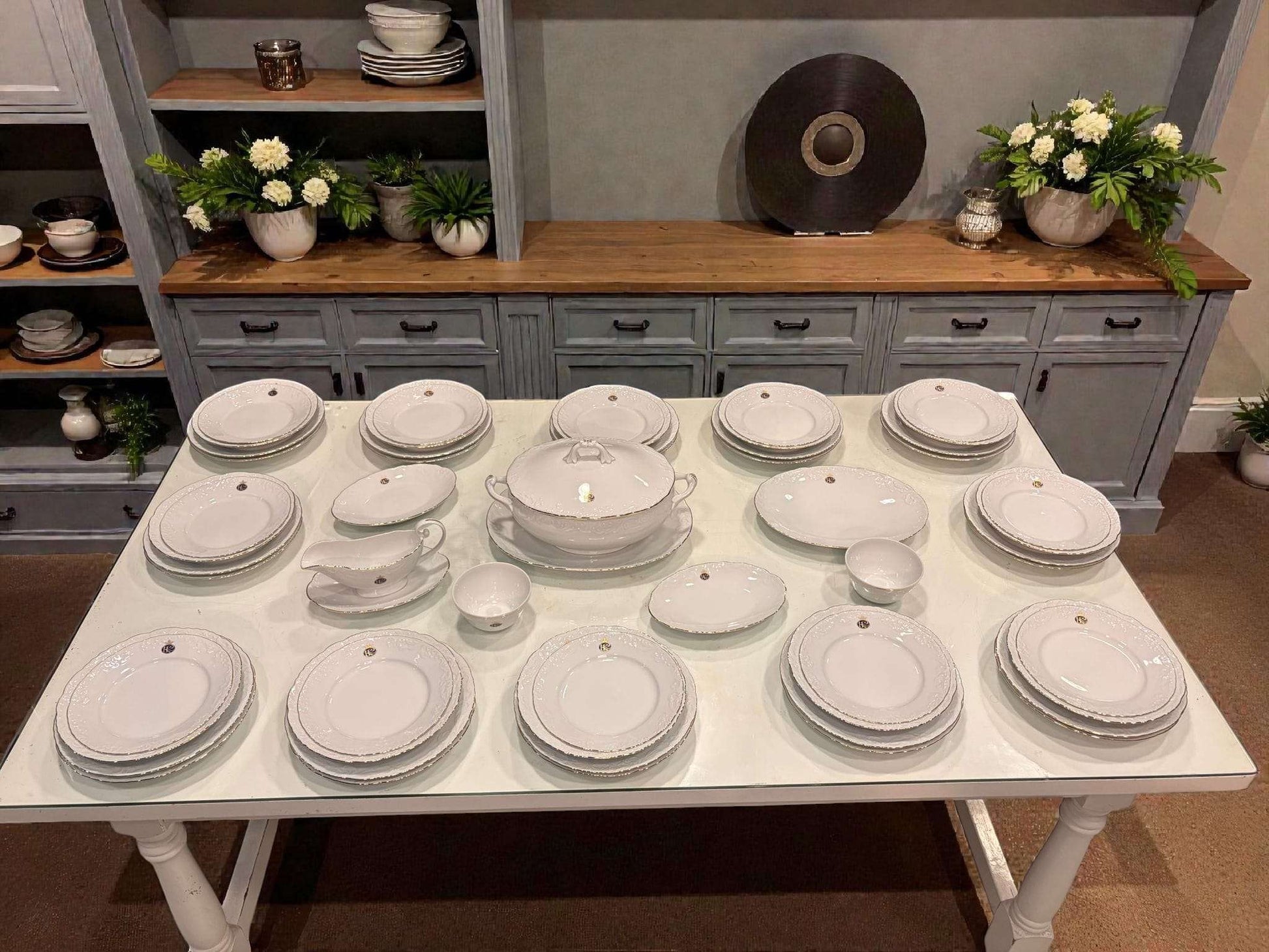 Vajilla Royal George V de 57 piezas exhibida en comedor elegante, perfecta para decoración de interiores en estilo clásico y sofisticado.