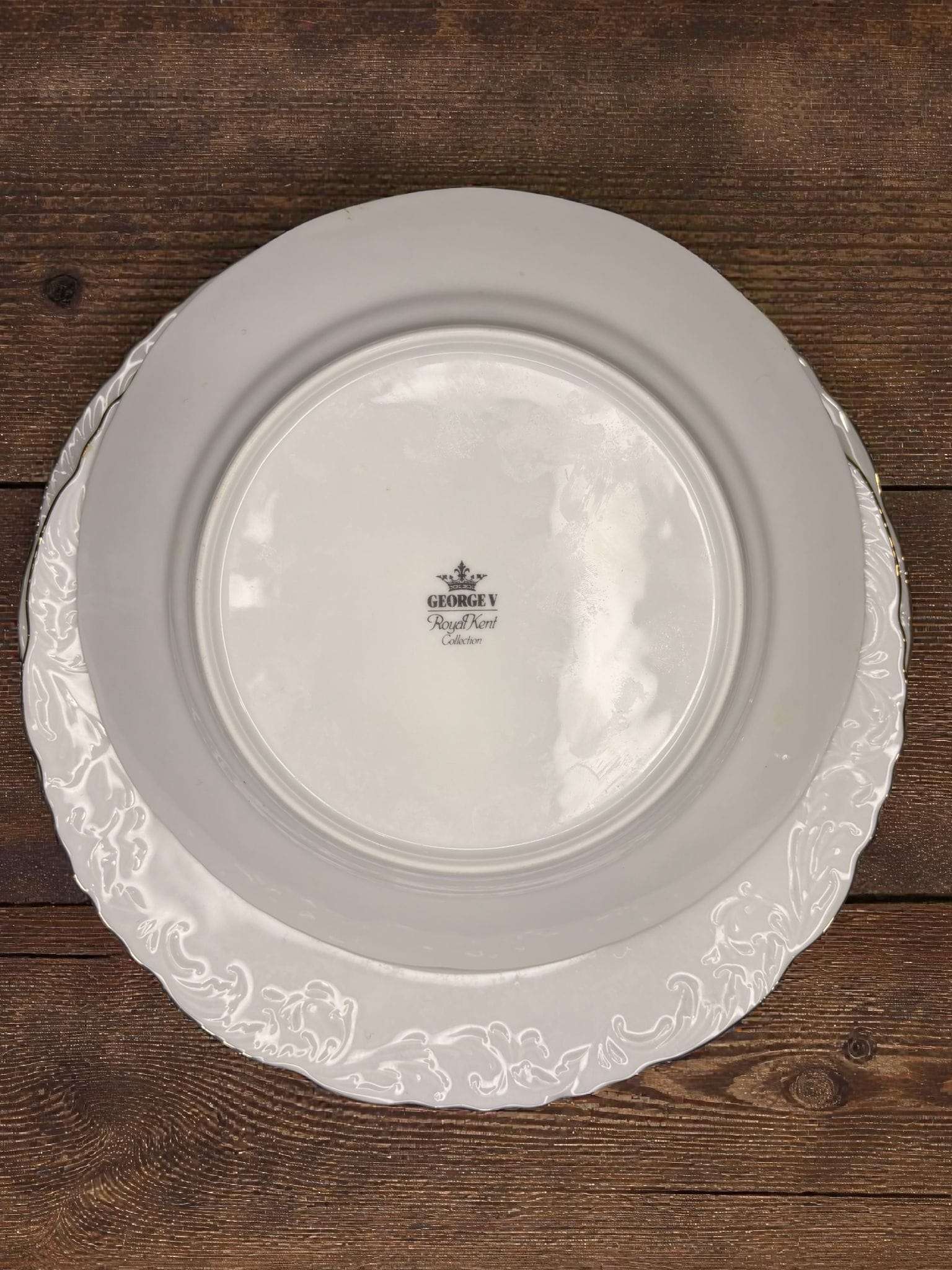 Parte trasera de plato Royal George V con sello distintivo, muestra autenticidad de la vajilla de porcelana para coleccionistas y decoración.