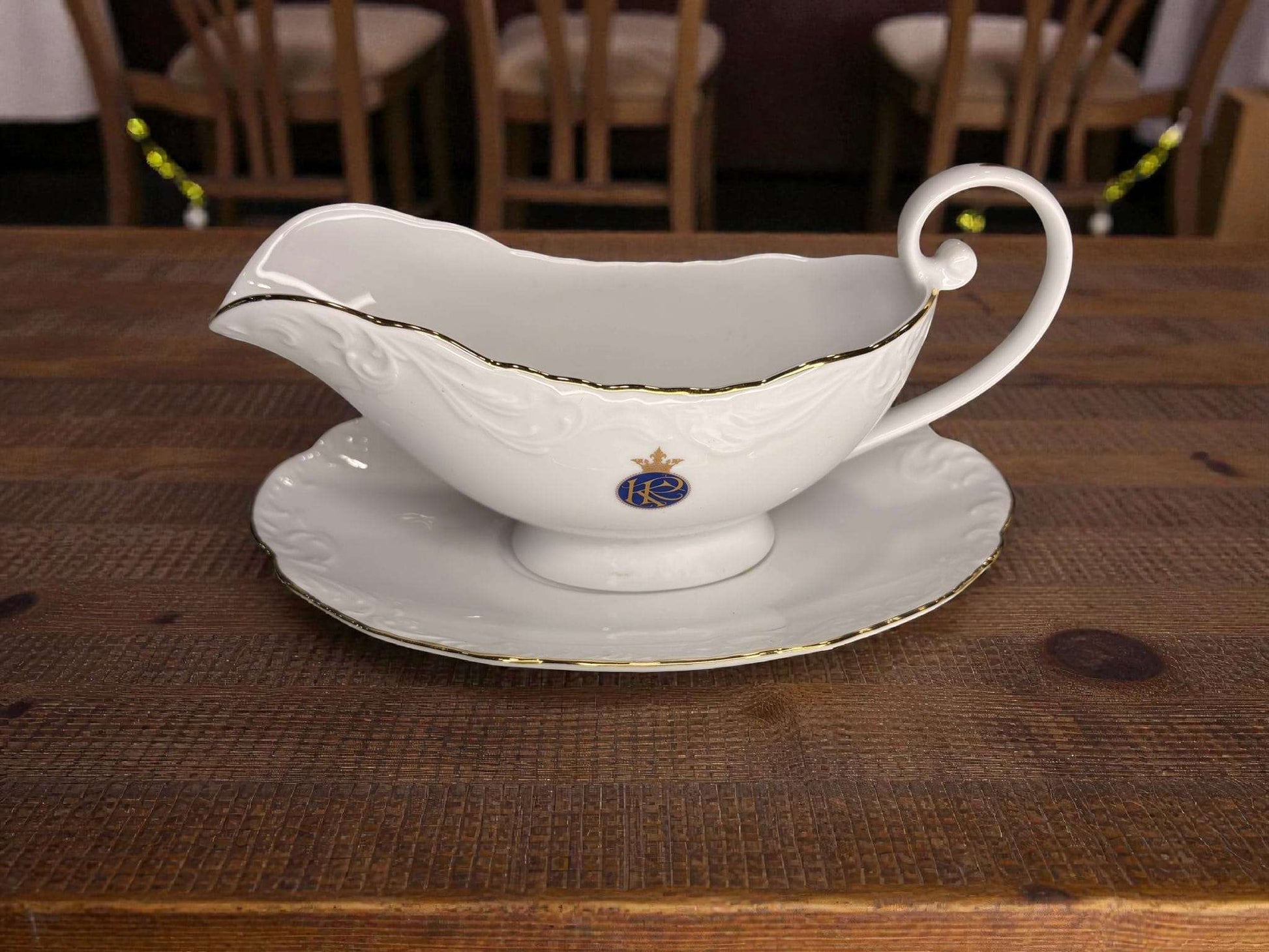 Salsera de porcelana Royal George V con plato, diseño clásico con filo dorado, ideal para decoración de mesa en Home & Garden > Decor.