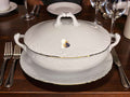 Sopera con tapa de la vajilla Royal George V, porcelana blanca con detalles dorados, perfecta para decoración de mesa elegante y formal.