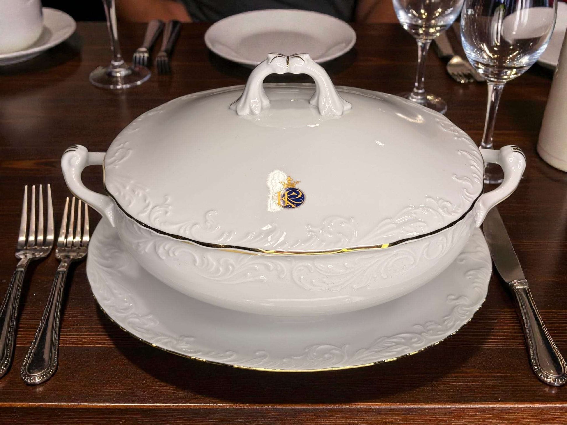 Sopera con tapa de la vajilla Royal George V, porcelana blanca con detalles dorados, perfecta para decoración de mesa elegante y formal.