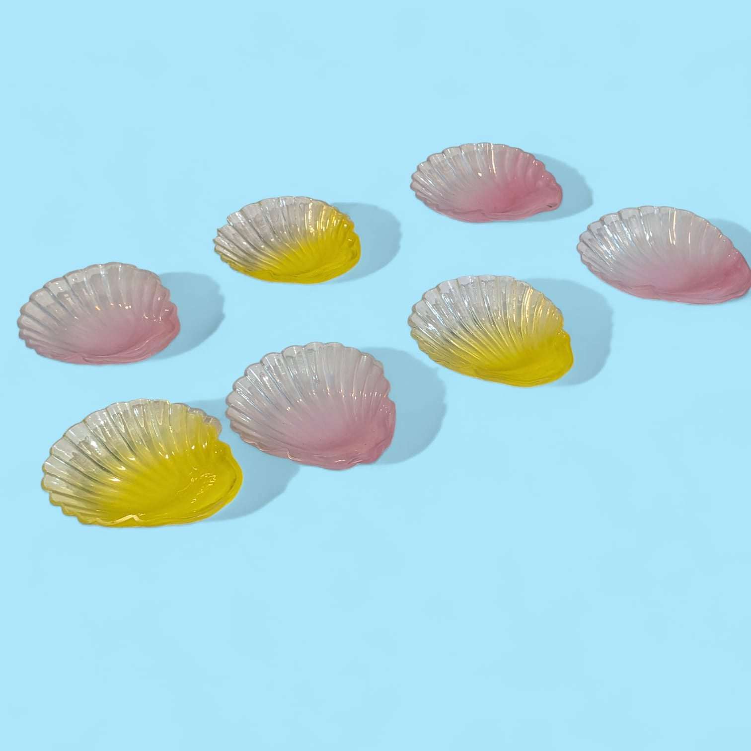 Set de conchas de cristal rosa y amarillo con forma de abanico, ideales para decoración de jardín o espacios interiores con estilo vintage.