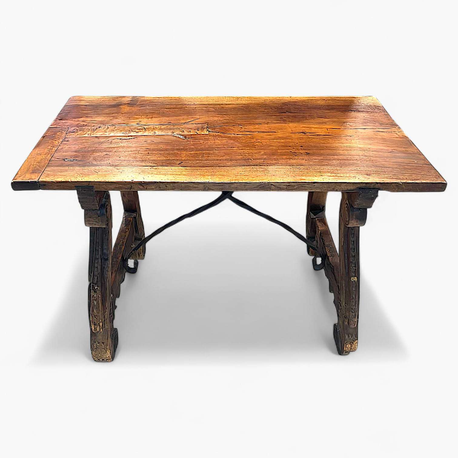 Mesa Castellana antigua de madera maciza vista frontal, con travesaños decorativos y acabado artesanal. Perfecta para decoración de hogar con historia.