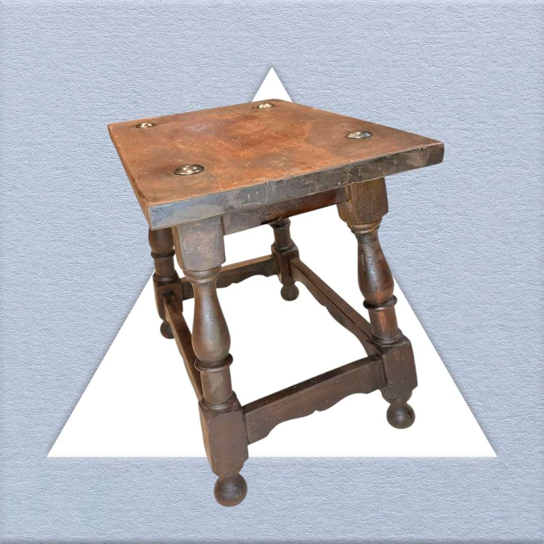 Mesa auxiliar Castellana de madera oscura con patas torneadas y diseño clásico. Ideal para decoración de interiores rústicos o vintage.