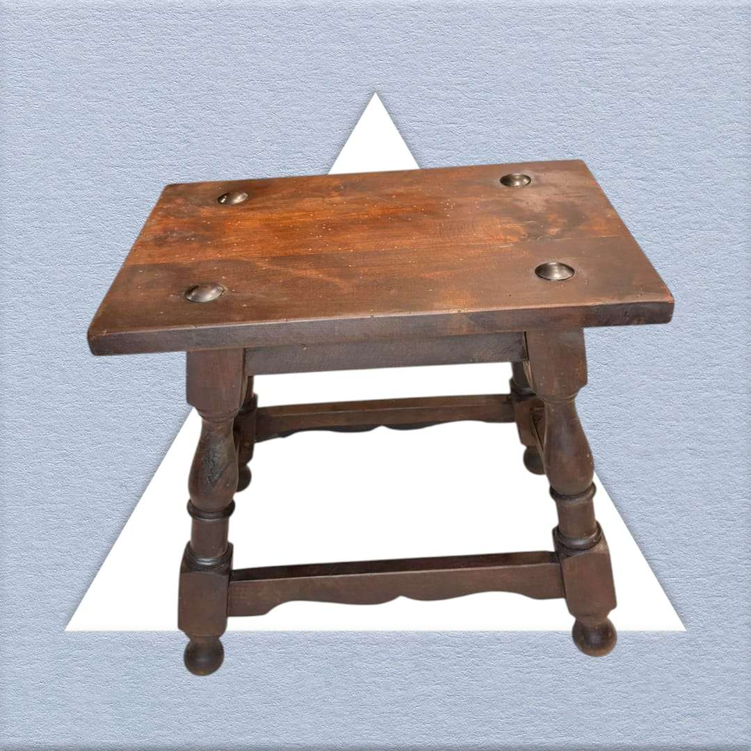Mesa auxiliar Castellana de madera maciza con acabado antiguo y patas torneadas. Ideal para decoración rústica en interiores clásicos.