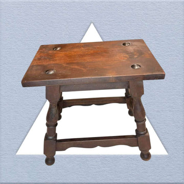 Mesa auxiliar Castellana de madera maciza con acabado antiguo y patas torneadas. Ideal para decoración rústica en interiores clásicos.
