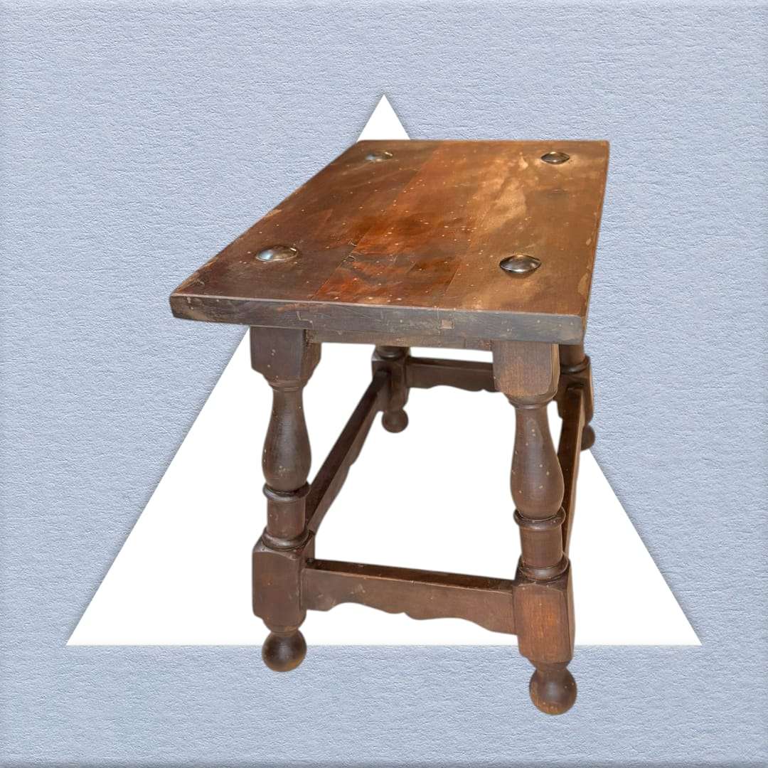 Mesa auxiliar Castellana de madera maciza con acabado antiguo y patas torneadas. Ideal para decoración rústica en interiores clásicos.