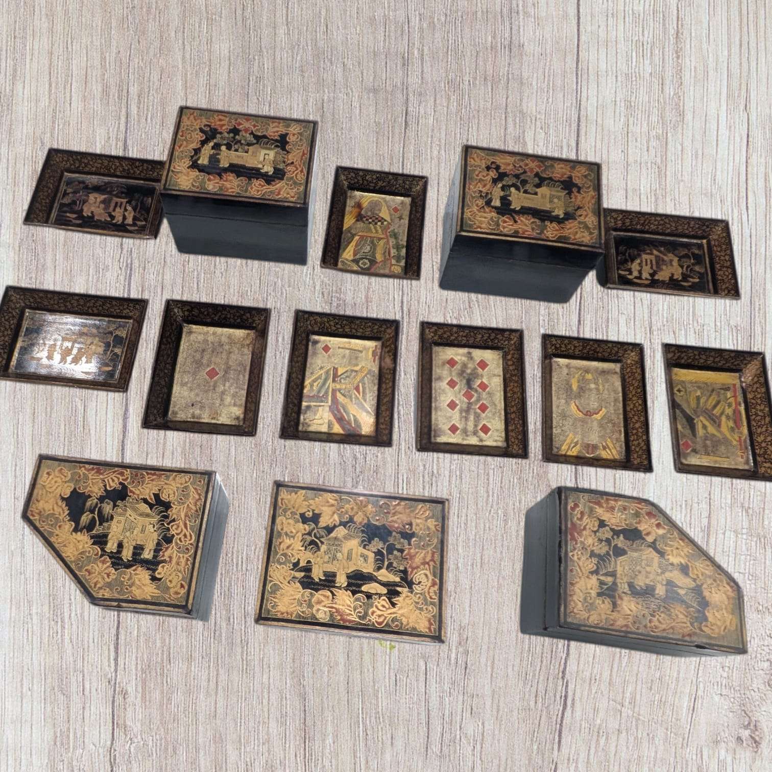 Lote de cajas y bandejas chinas Dinastía Qing originales en madera lacada con decoración oriental pintada a mano. Ideal para decoración vintage.