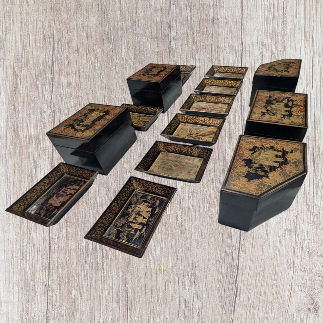 Lote de cajas y bandejas chinas Dinastía Qing originales en madera lacada con decoración oriental pintada a mano. Ideal para decoración vintage.