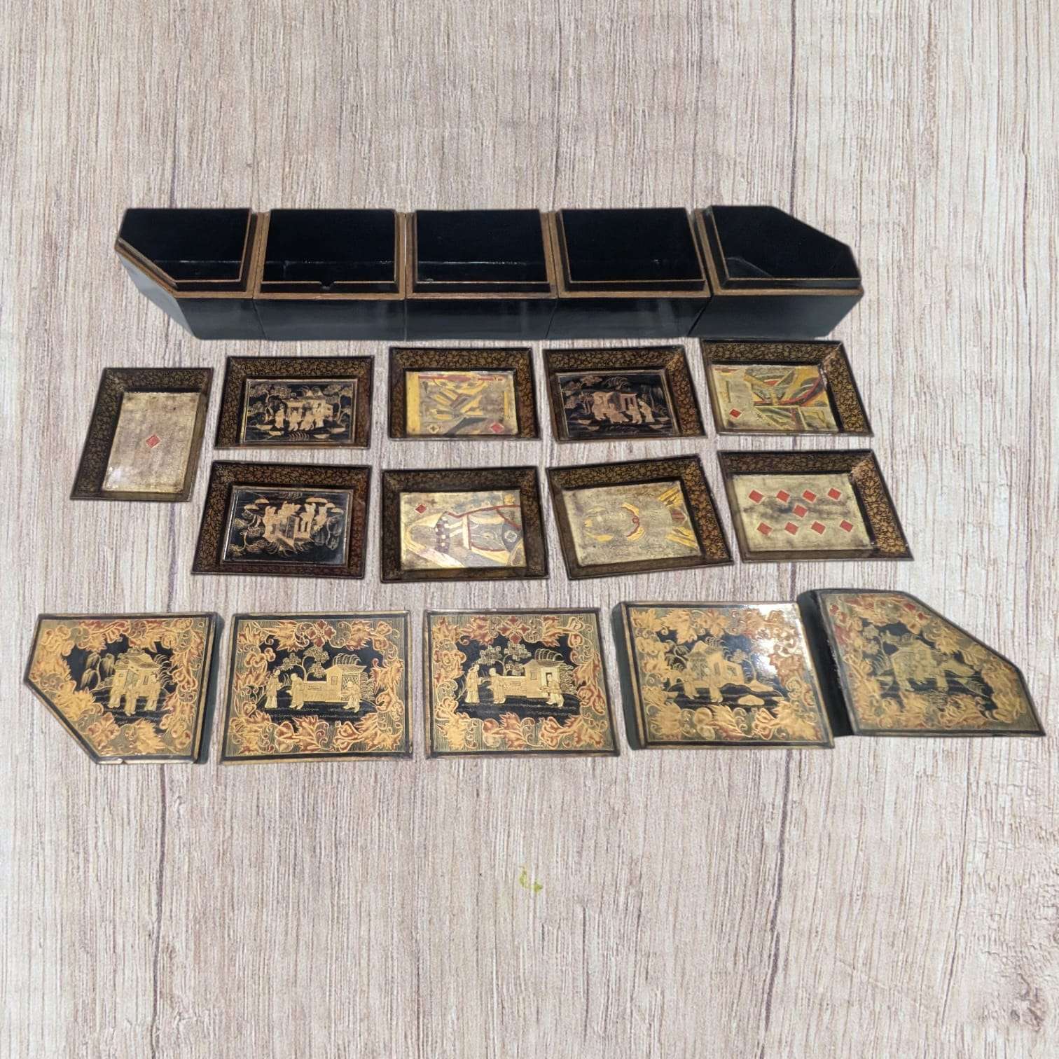 Conjunto de cajas y bandejas chinas Dinastía Qing con tapas decoradas y compartimentos visibles. Piezas de colección para decoración de interiores.