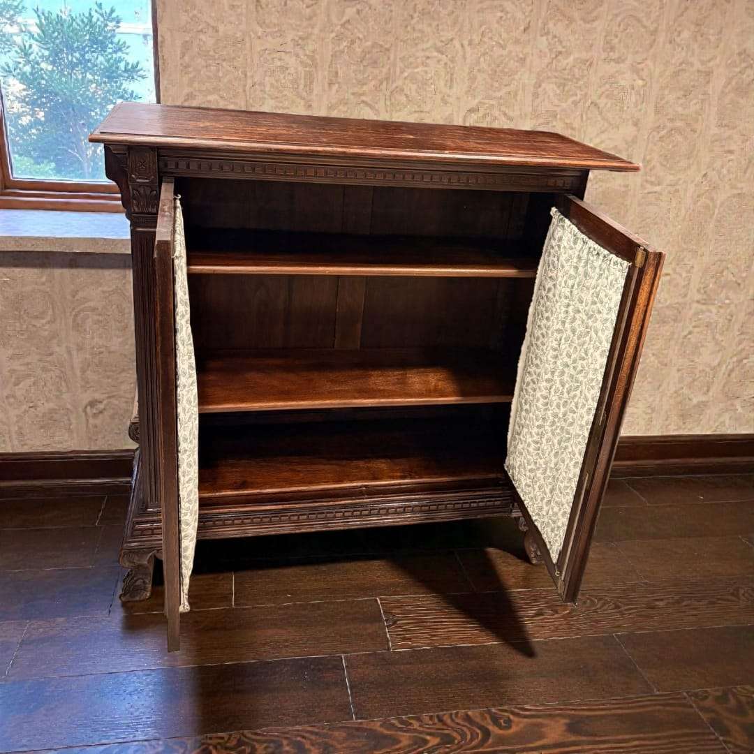 Vitrina de madera clásica abierta mostrando estantes interiores espaciosos. Diseño funcional con cortinas que aportan privacidad y elegancia.