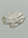 Elegante plato de cristal con diseño natural de hoja y asa integrada, perteneciente al lote de platos antiguos decorativos.