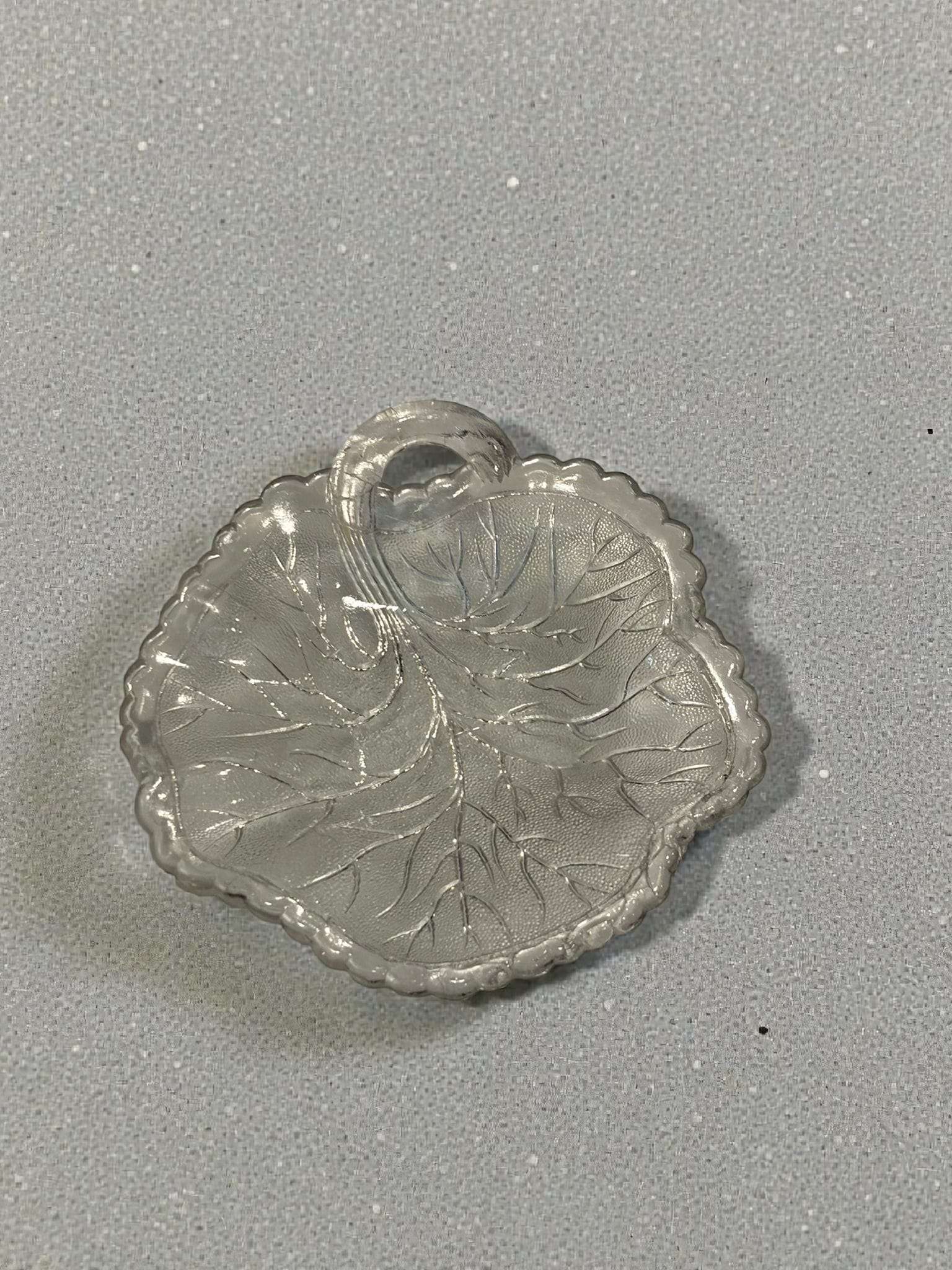 Plato de cristal transparente con forma de hoja y detalles en relieve, pieza clásica del lote de decoración para el hogar.