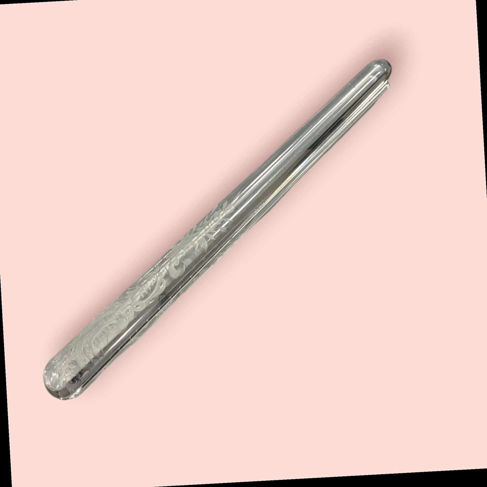 Removedor de cócteles de cristal con relieve artístico, batidor vintage de 25 cm ideal para decoración de bar en casa y regalo sofisticado.