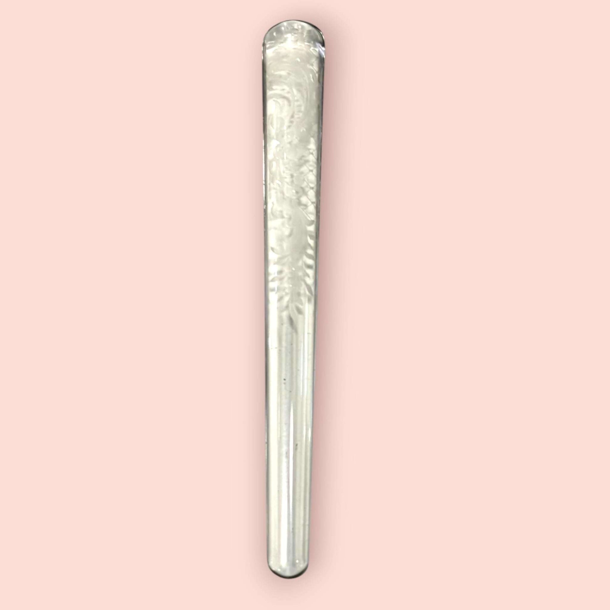 Batidor de cristal vintage de 25 cm con acabado sólido y detalles grabados, accesorio elegante para coctelería y decoración de interiores.