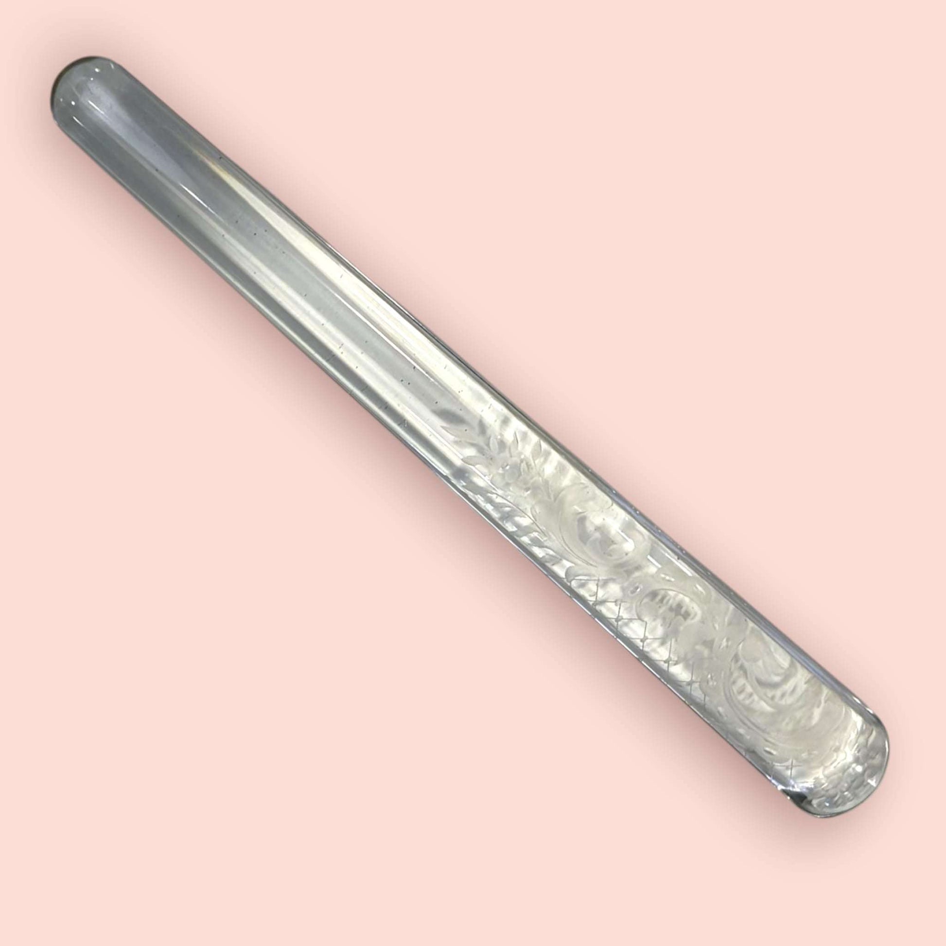 Accesorio de coctelería de cristal macizo con diseño ornamental, batidor para cóctel vintage de 25 cm para uso decorativo y funcional.