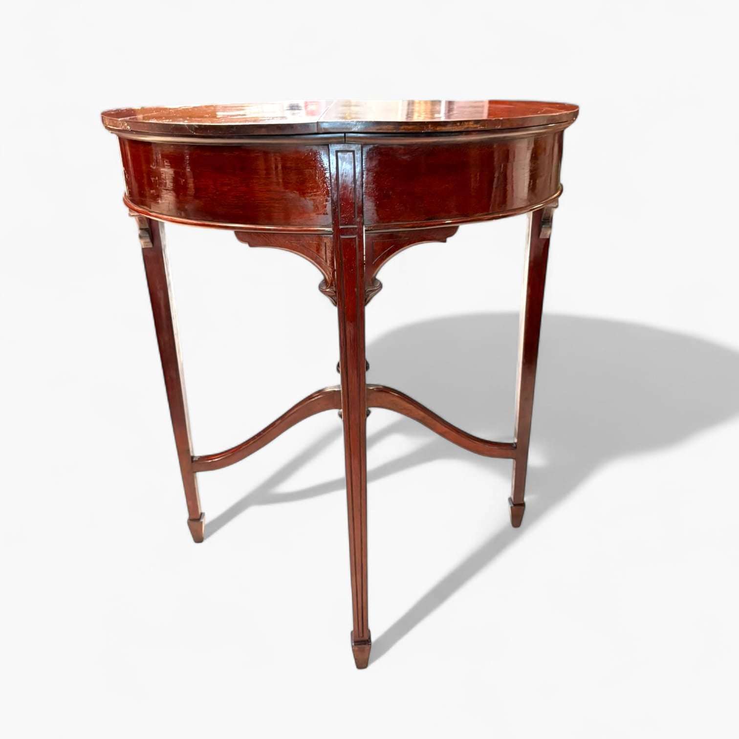 Mesa auxiliar de caoba con estructura de madera maciza y detalles curvos. Pieza decorativa única para espacios elegantes y tradicionales.