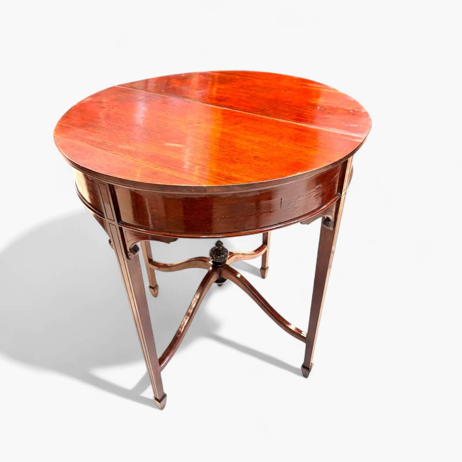 Mesa auxiliar clásica de caoba redonda con acabado brillante y patas delgadas. Elegancia única para decoración de interiores sofisticados.