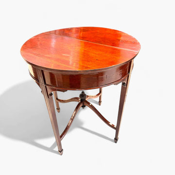 Mesa auxiliar clásica de caoba redonda con acabado brillante y patas delgadas. Elegancia única para decoración de interiores sofisticados.