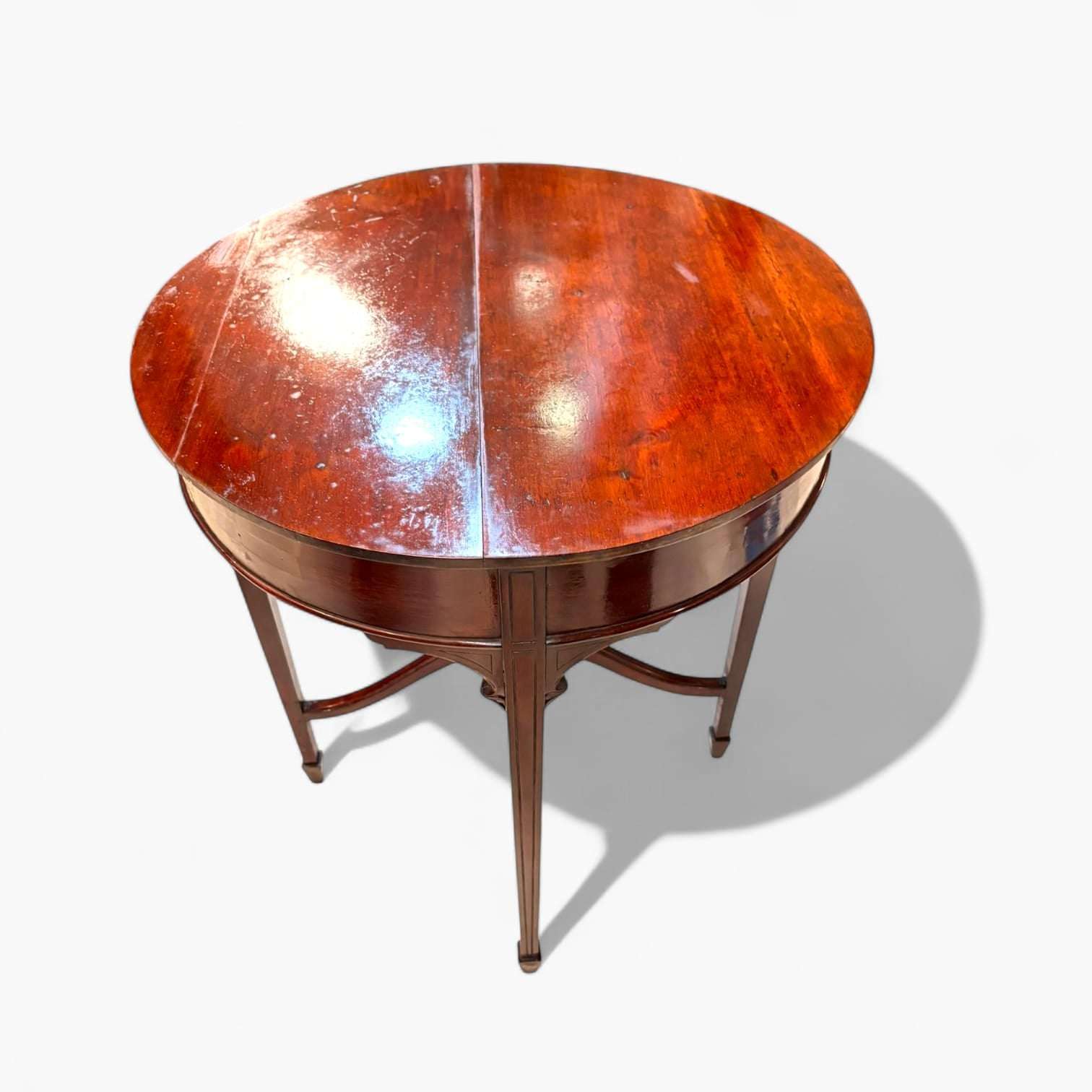 Mesa auxiliar redonda de caoba con superficie pulida y diseño clásico. Ideal para salones con estilo en la categoría Home & Garden > Decor.