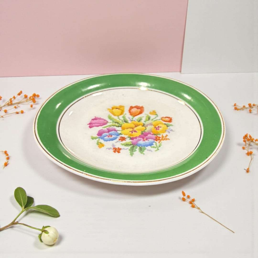 Decoración floral colorida en plato de porcelana Jäger alemán antiguo con borde verde, pieza exclusiva para coleccionistas de decoración retro.