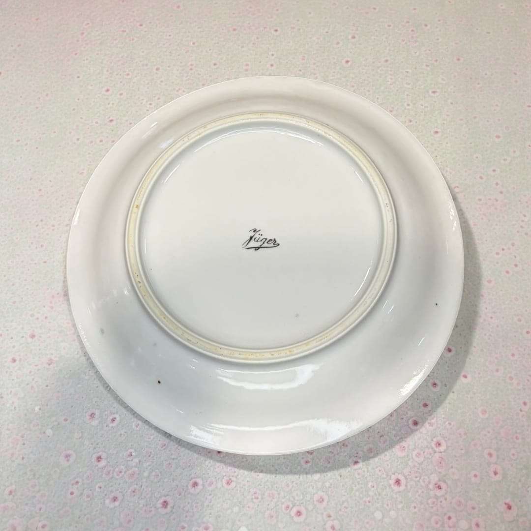 Parte trasera del plato de porcelana Jäger floral alemán antiguo único con firma original, ideal para identificar autenticidad en decoración vintage.