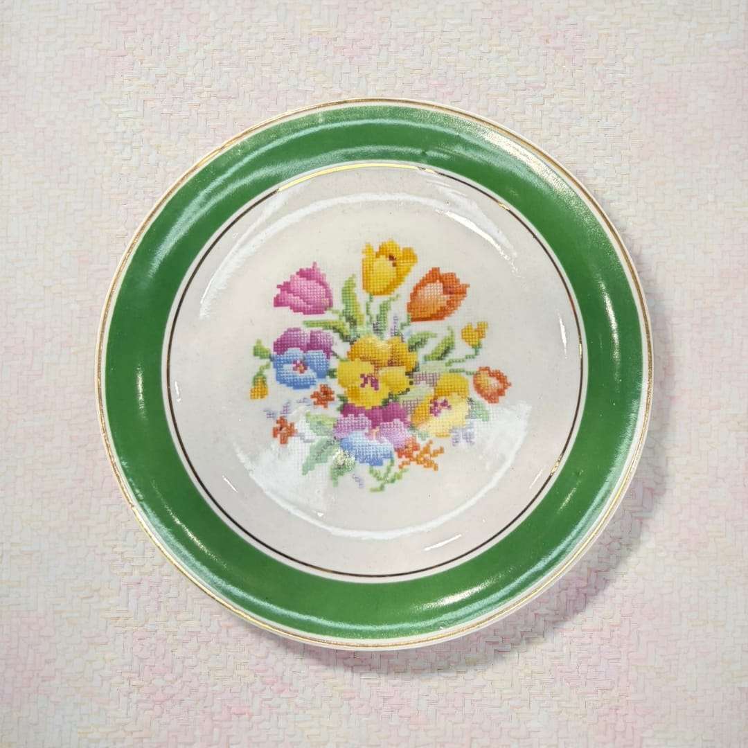 Plato de porcelana Jäger floral alemán antiguo único con borde verde y diseño central de flores pintadas a mano, ideal para decoración vintage.