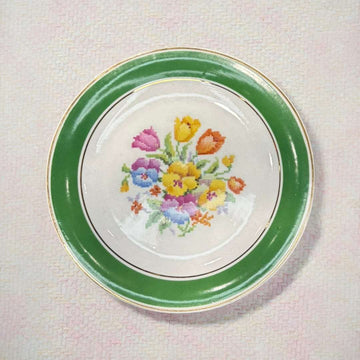 Plato de porcelana Jäger floral alemán antiguo único con borde verde y diseño central de flores pintadas a mano, ideal para decoración vintage.