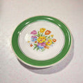 Plato decorativo Jäger de porcelana alemana antigua con flores pintadas y borde verde, pieza única para colección de decoración clásica.