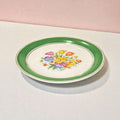 Plato de porcelana Jäger floral alemán antiguo con diseño de flores bordadas y borde verde, perfecto para decoración de interiores elegante.