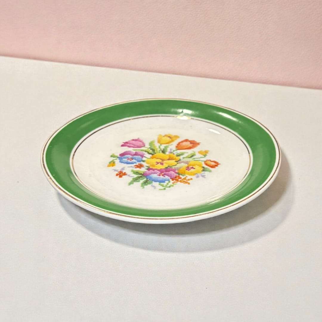 Plato de porcelana Jäger floral alemán antiguo con diseño de flores bordadas y borde verde, perfecto para decoración de interiores elegante.