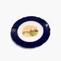Decoración de hogar con plato de porcelana Limoges antiguo pintado a mano, diseño francés con escena campestre y borde azul oscuro.