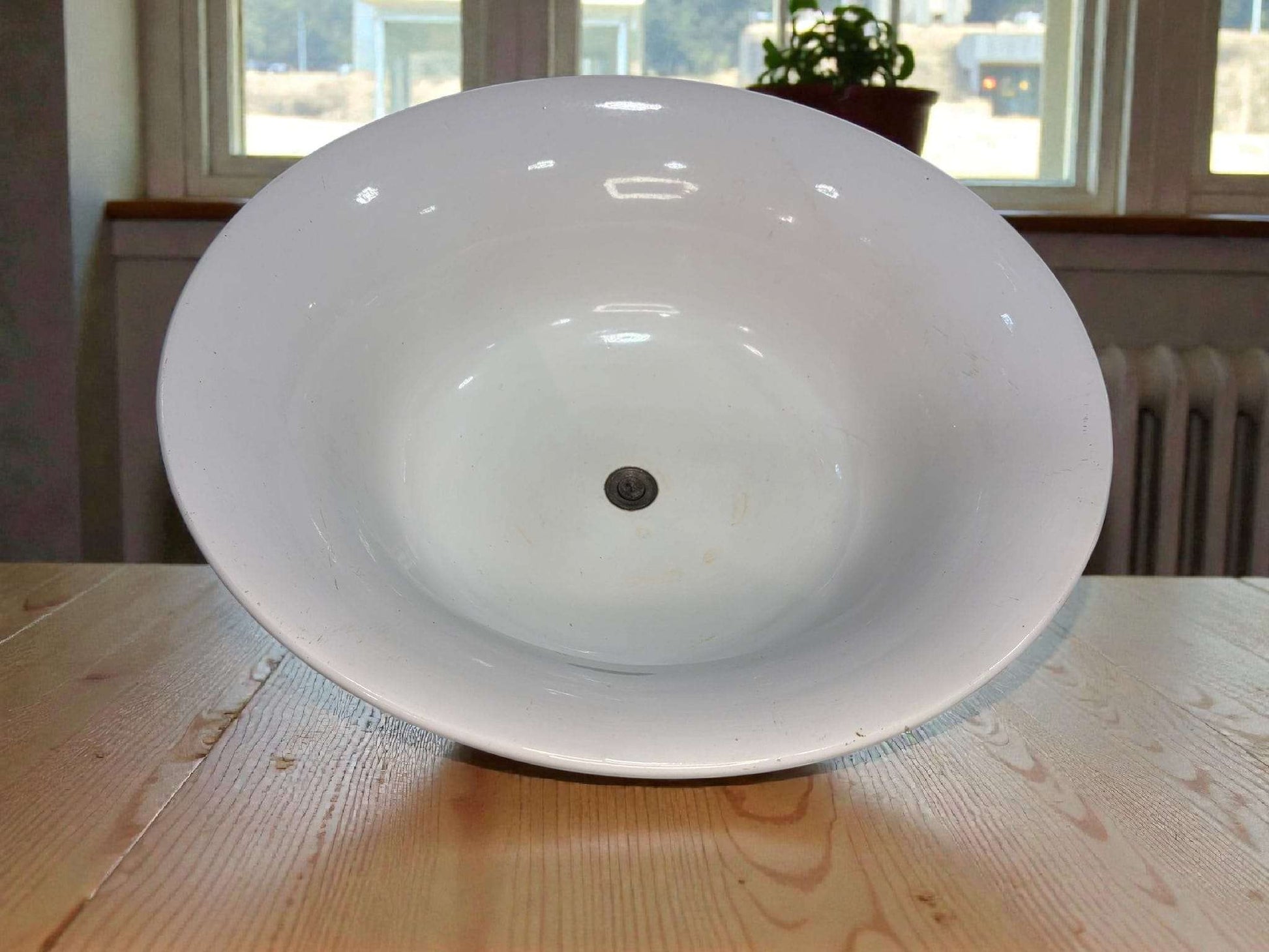 Vista superior del lavabo de loza Pickman Sevilla antiguo con desagüe central, pieza única para proyectos de decoración histórica en hogar y jardín.