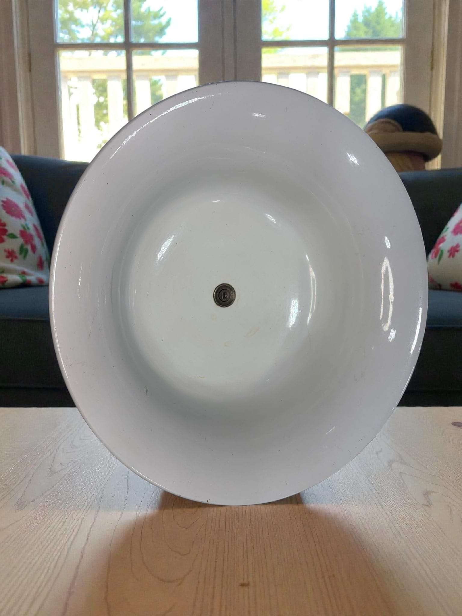 Lavabo de loza Pickman Sevilla antiguo visto desde arriba, muestra su forma redonda y profundidad, ideal para ambientes decorativos clásicos.