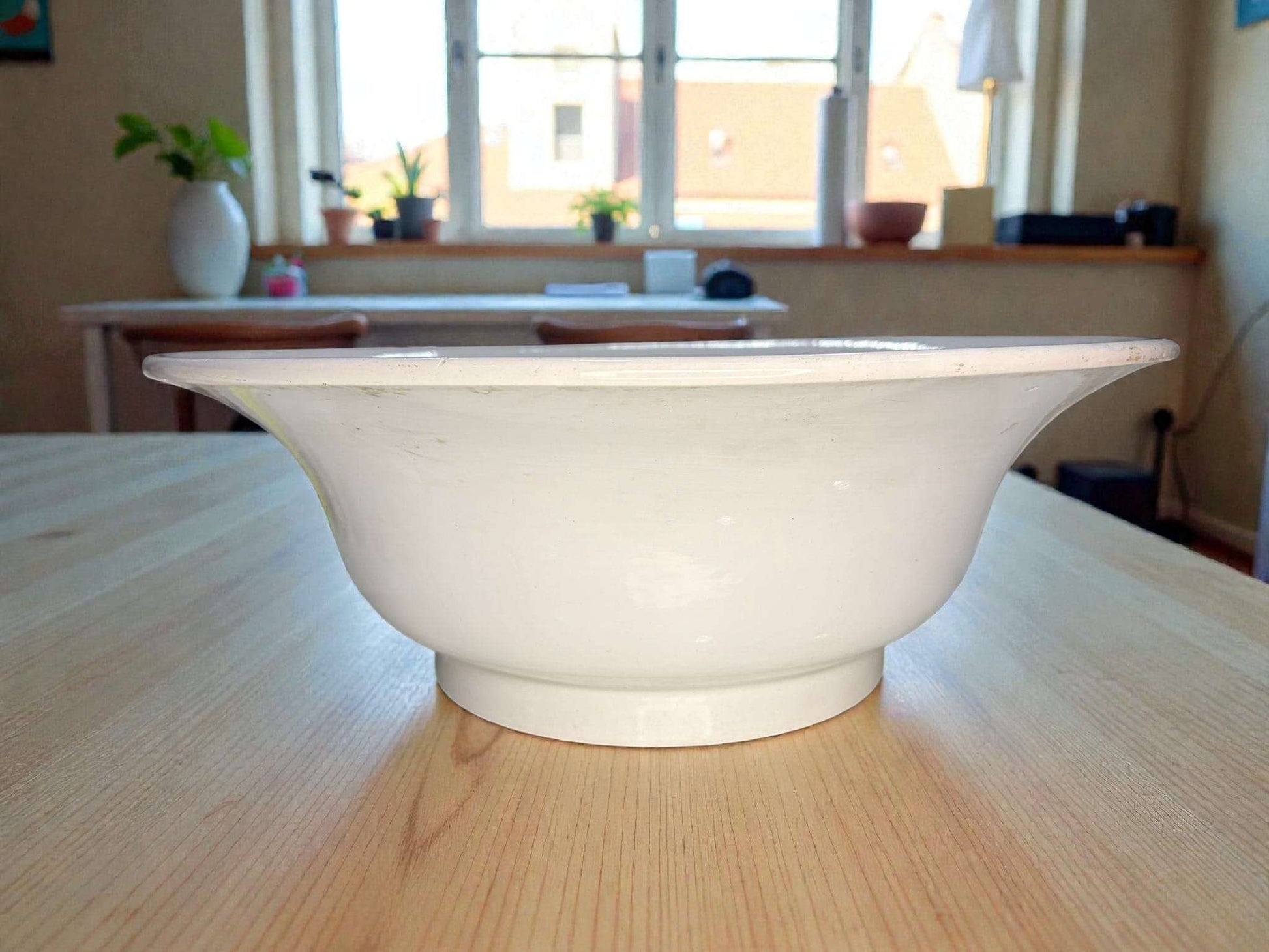 Perfil lateral del lavabo de loza Pickman Sevilla antiguo original, con diseño curvo y acabado blanco, perfecto para decoración de interiores vintage.