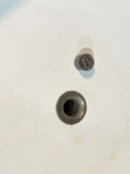 Detalle del desagüe del lavabo de loza Pickman Sevilla antiguo, muestra el orificio central y tornillo, ideal para restauraciones auténticas.